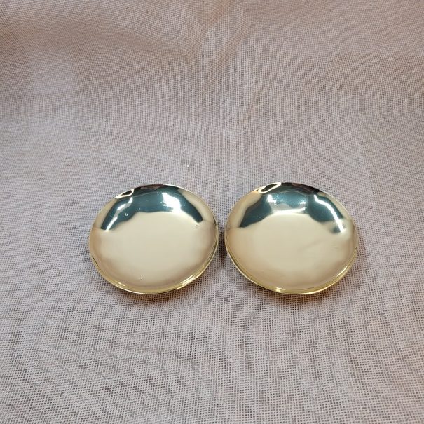 2 portavelas, color dorado, 50 Bs.