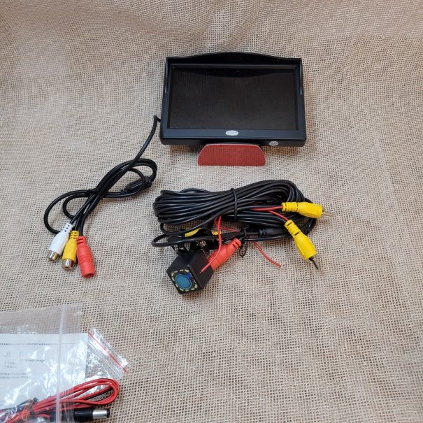 Camara y pantalla para auto, 190 Bs.