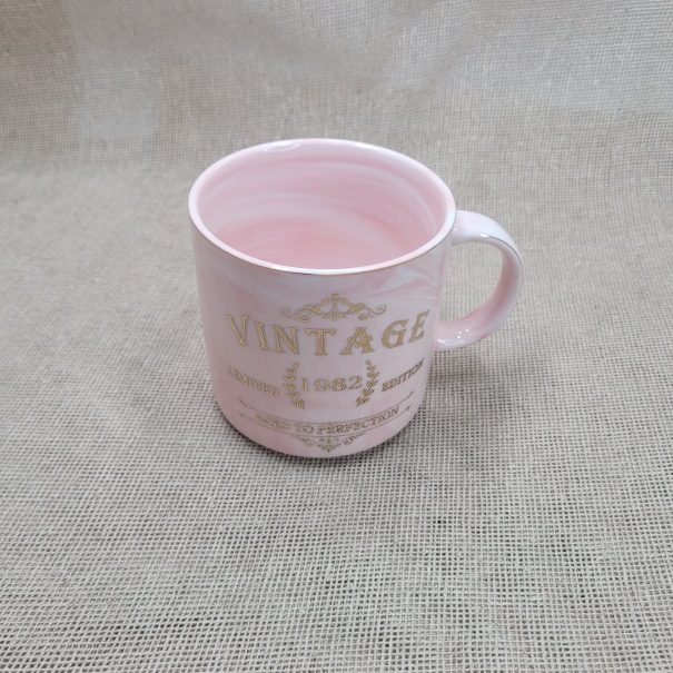 Tasa color rosada con decoracion de vintage 20 bs.